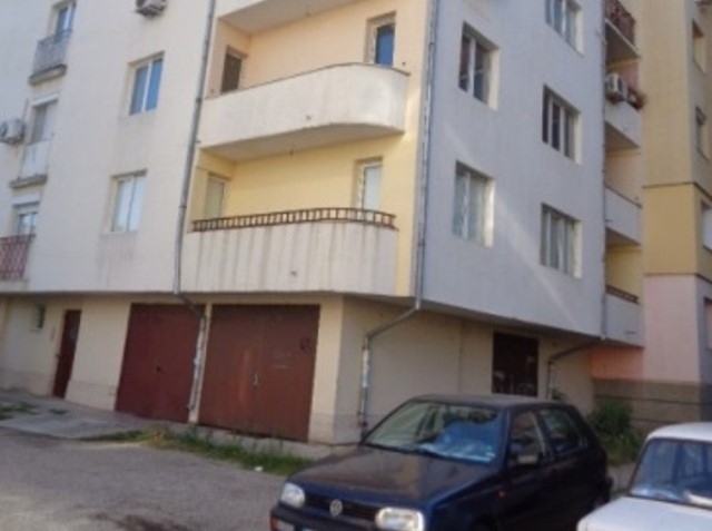 Частен съдебен изпълнител пусна на търг тристаен апартамент с гараж