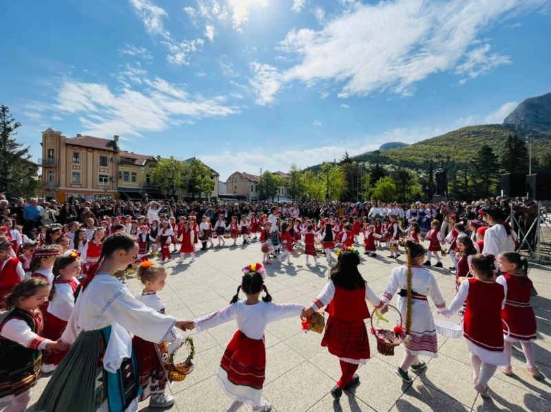 Над 200 възпитаници на детски ясли и градини ще вземат