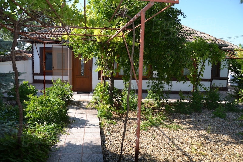 Частен съдебен изпълнител обяви на търг тири къщи във Врачанско