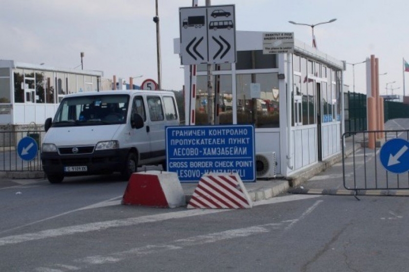 Митнически служители на пункт Лесово откриха недекларирани 200 000 долара