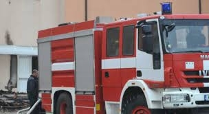 Рушаща се сграда и паднало дърво са вдигнали накрак спецекипи