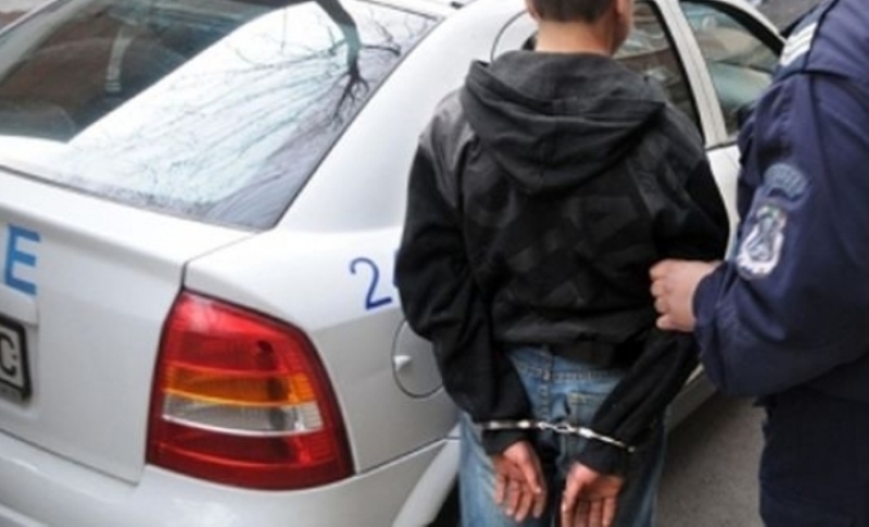 Нагли бандити удариха и обраха врачанин на детска площадка съобщиха