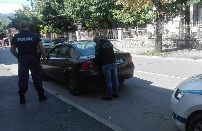 Санкционираха нарушители разлепващи рекламни материали в центъра на Враца съобщиха