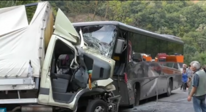 Десет души загинаха и десетки бяха ранени в тежка пътна катастрофа