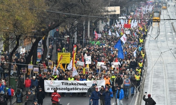 Хиляди унгарци протестираха днес срещу проекта за нов кодекс на