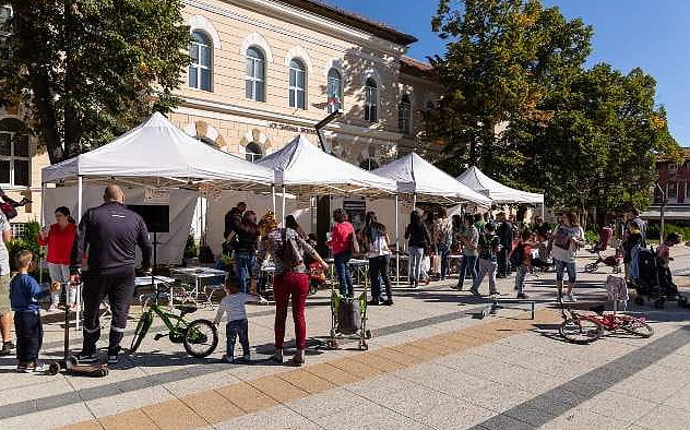 В дните от 24 до 26 септември пред сградата на