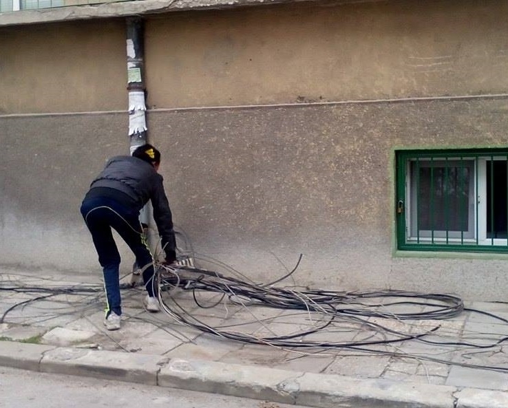 Нагъл крадец е отрязал и отмъкнал 15 метра кабел в