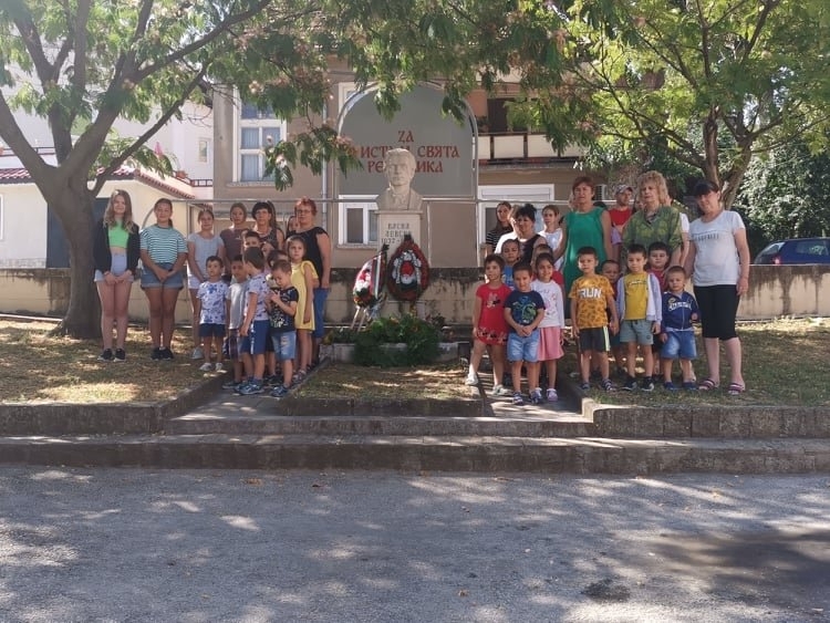 Аз Васил Лъвский в Карлово роден от българска майка юнак