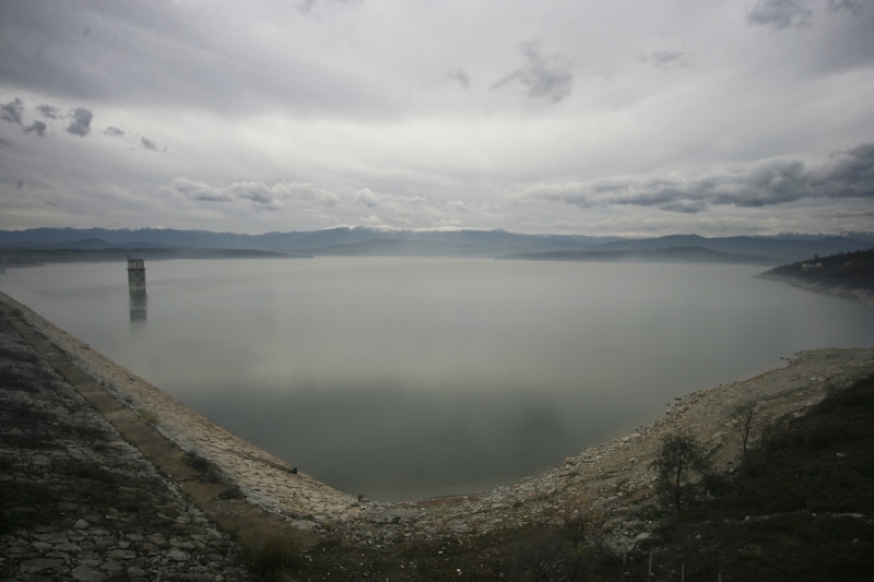 Двама рибари се обърнаха с лодка в язовир Огоста научи