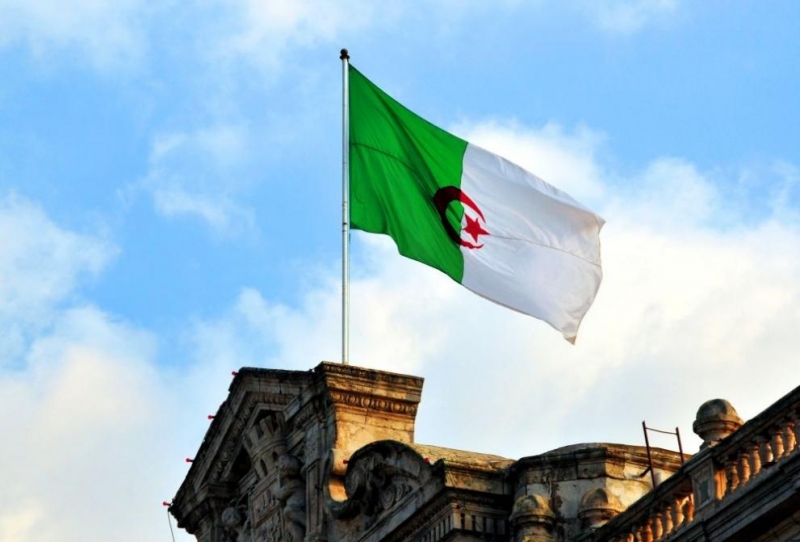 Алжир гласува за избор на президент. Избирателните секции започнаха работа