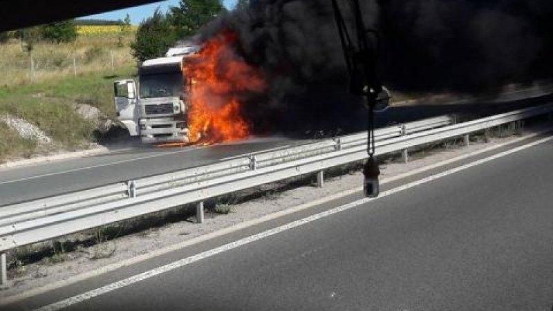 Камион пътуващ в посока Бургас се запали по време на