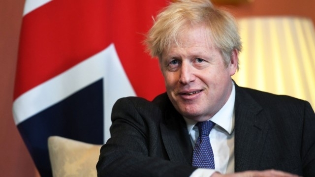 Британският премиер Борис Джонсън ще отложи вдигането на оставащите коронавирусни
