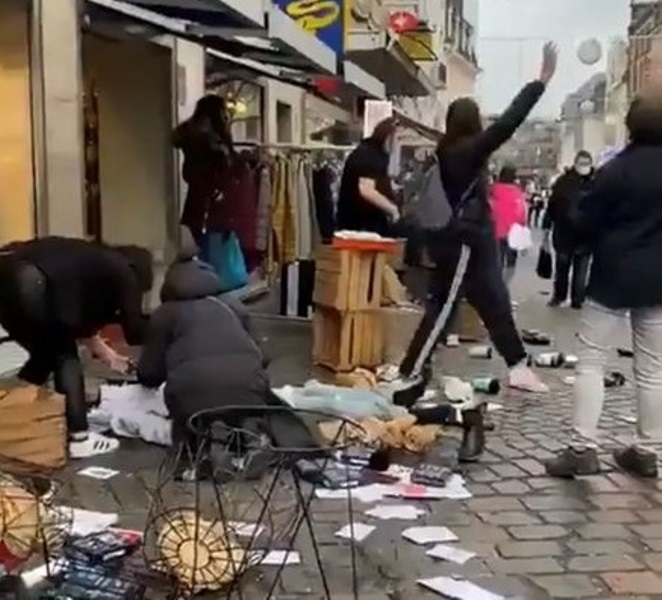 В пешеходната зона на германския град Трир кола уби двама