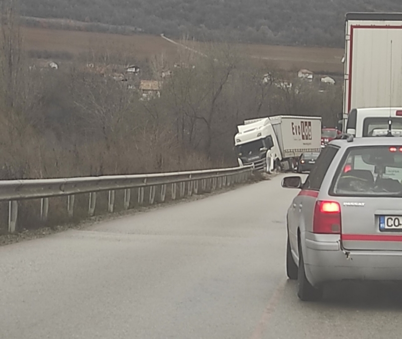 Международен път Е-79 между Мездра и Ботевград е блокиран, заради