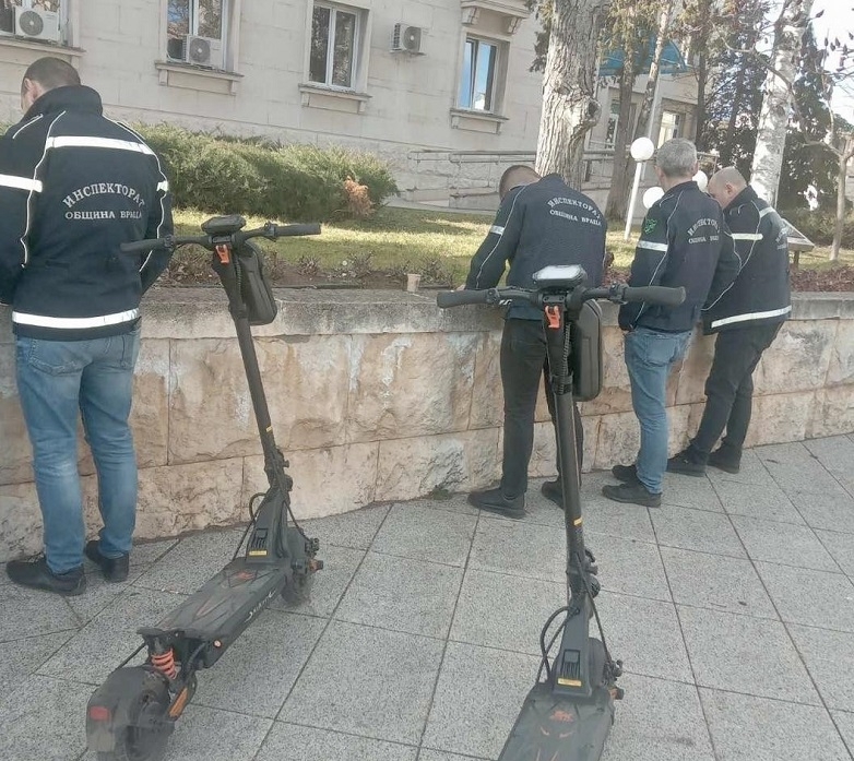 Глобиха двама, бръмчали с електрически тротинетки в центъра на Враца /снимки/