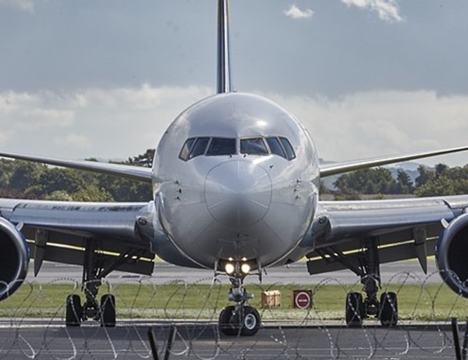 Писта на истанбулското летище Ататюрк бе затворена временно за движение