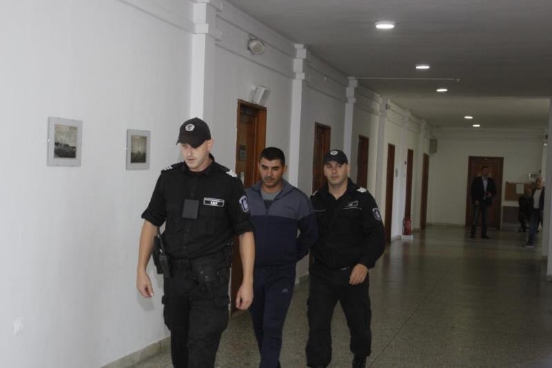 По искане на Окръжна прокуратура Бургас съдът задържа под