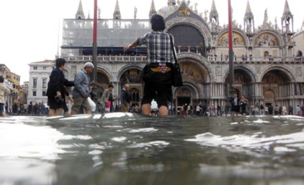 Проливни дъждове и липса на предупреждение от метеоролозите оставиха Венеция
