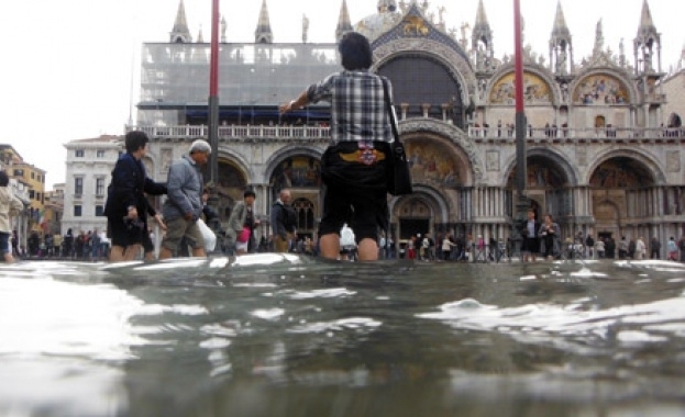 Проливни дъждове и липса на предупреждение от метеоролозите оставиха Венеция
