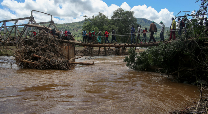 Най малко 42 ма души станаха жертви на свлачище предизвикано от проливните