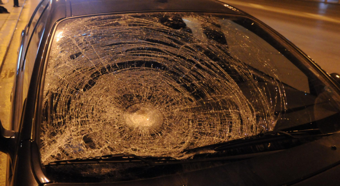 Неизвестен е счупил колата на жена в Монтана съобщиха от