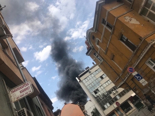Огромен пожар се е разразил в центъра на София Гъсти