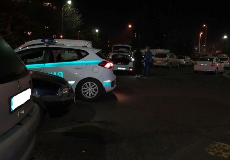 Разярен мъж нападнал униформени и заплашил да потроши патрулката им