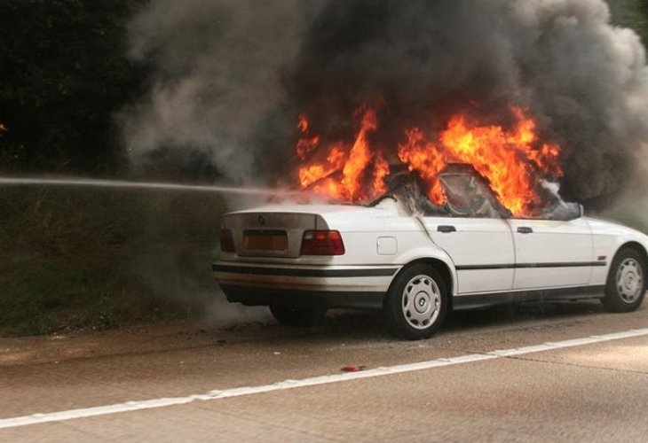 Голям пожар е избухнал в кола във Видин съобщиха от