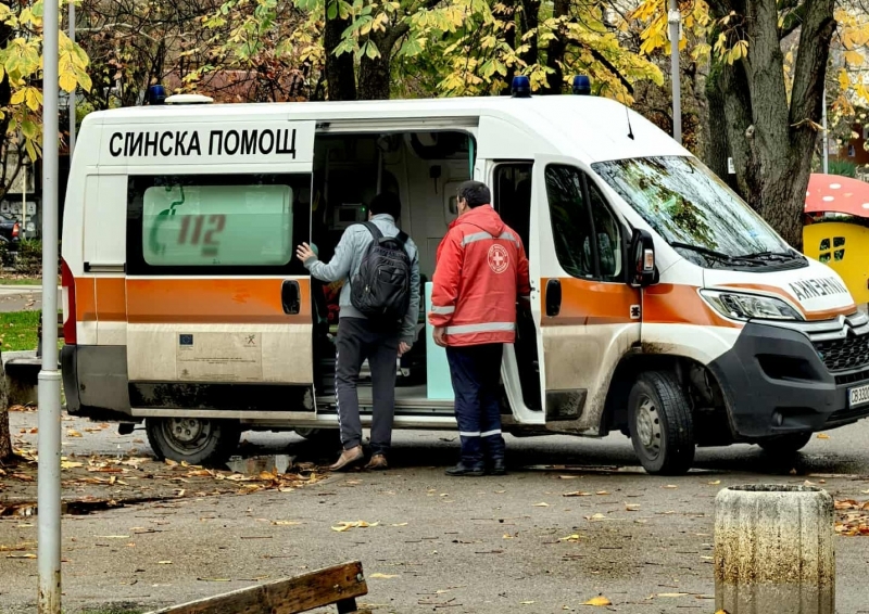 Само в BulNews! Откриха окървавен човек да лежи на земята близо до полицията в Монтана, линейка лети към болницата /снимки/