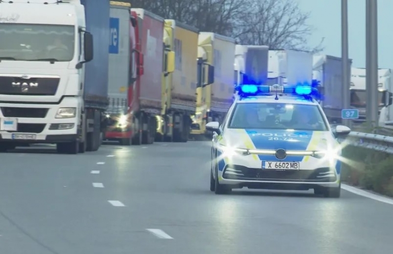 Пореден ден с километрични опашки на границата с Турция В