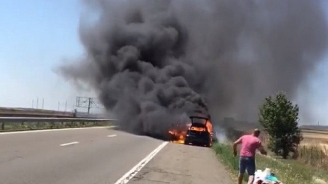 Кола в горяла на пътя между две видински села съобщиха