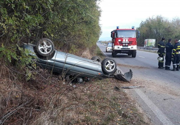 Кола се обърна по таван във Видинско научи BulNews Пътният инцидент