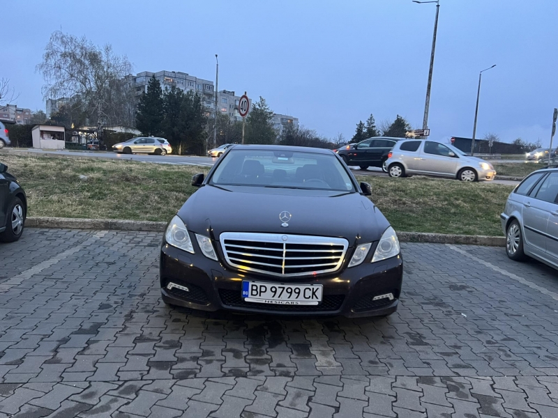 Наглец с "Мерцедес" спря на 2 места пред хипермаркет във Враца /снимка/