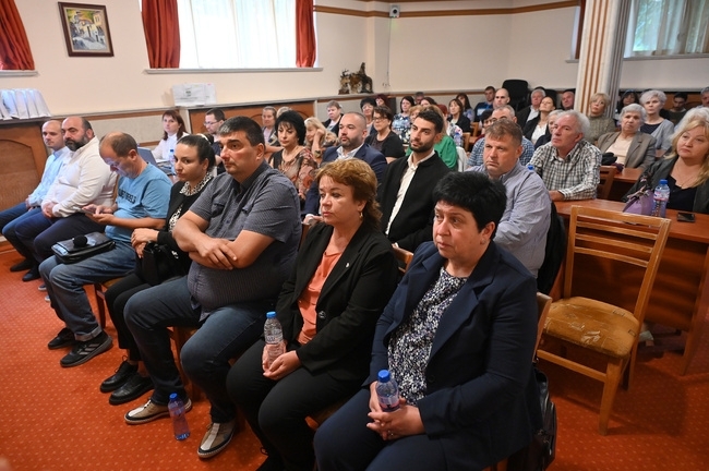 С тържествена сесия на Общинския съвет и учредяване на почетен