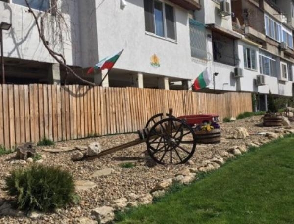 По инициатива на живущи във варненския квартал Младост градинката пред