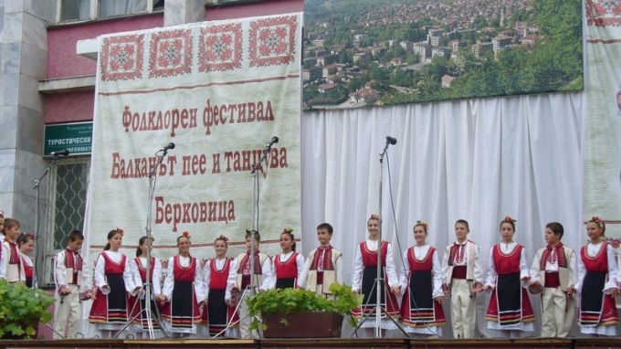 Международният фолклорен фестивал „Балканът пее и танцува“ отново на берковска сцена