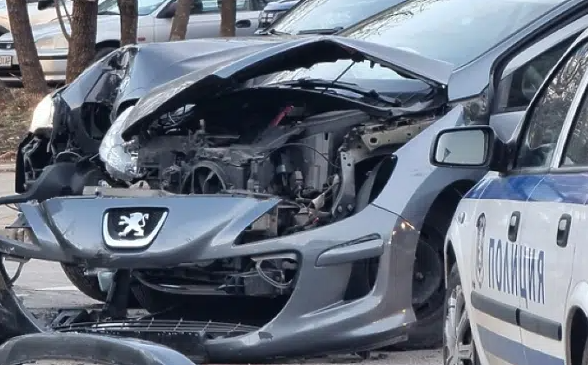 Мъж без книжка помете паркирана кола в Лом и избяга, спипаха го за броени минути