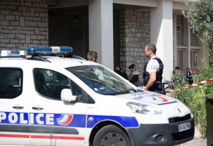 Жена нападна с нож двама души в югоизточната част на