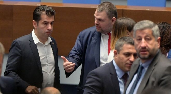 Политолог: "Сглобката“ скърца, претърпя доста удари, но все пак работи