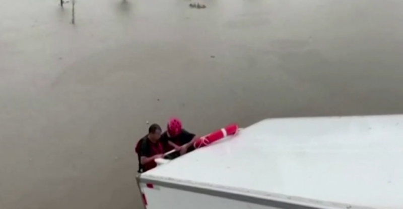 Драматични кадри на големи наводнения разпространи китайската държавна телевизия съобщи