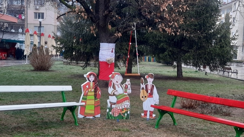 Пъстра мартенска украса радва жителите на Берковица Тя бе поставена