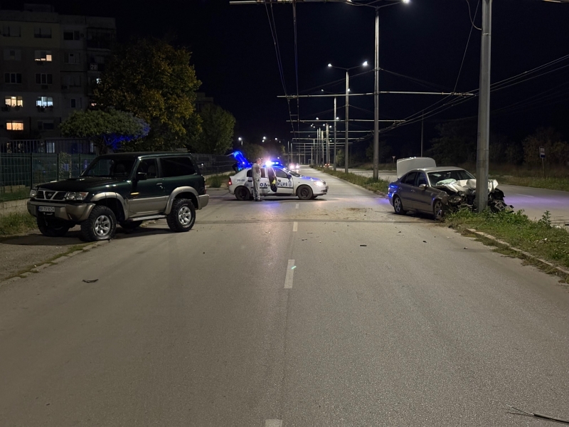 Лек автомобил Мерцедес се е забил м стълб на ул