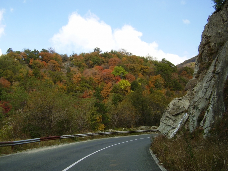 І МЕТЕОРОЛОГИЧНА ОБСТАНОВКА През нощта над източните райони ниската облачност