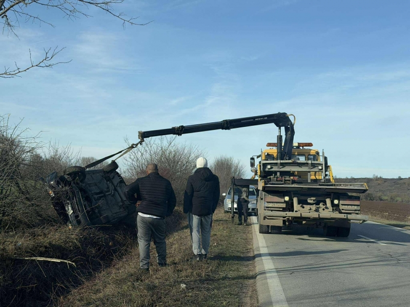 Кола изхвърча от пътя и се обърна по таван край