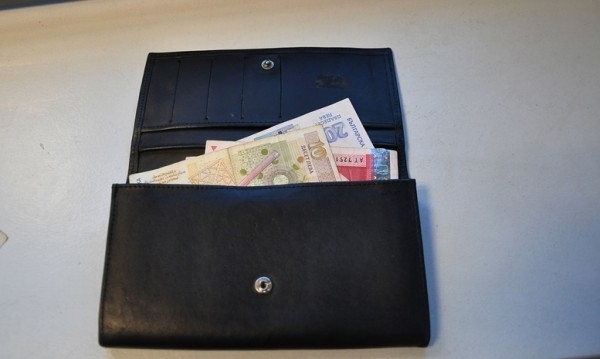 Апаш е задигнал портмоне пълно с пари от момче във