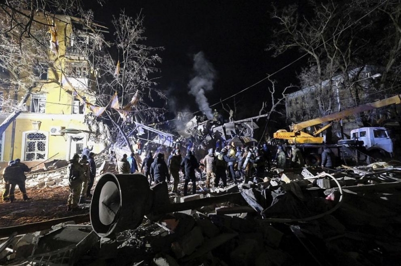 Руска ракета разруши късно снощи жилищна сграда в източния украински