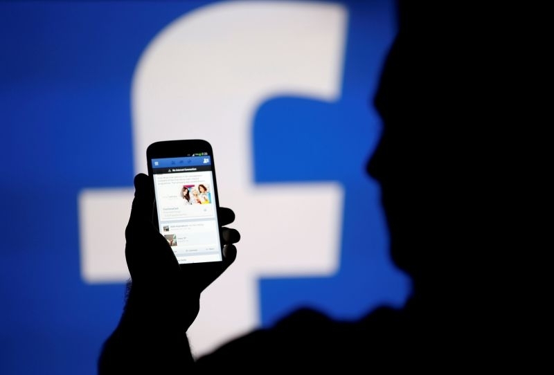 Докато потребителите продължават да трият Фейсбук профилите си заради заради