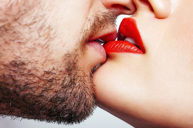 От една страна целувката може да предаде страст и нежност