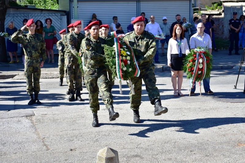 С поднасяне на венци и цветя пред паметника на загиналите