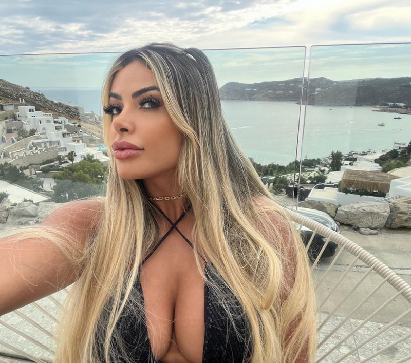 Пищната бразилка Джанаина Прасерес се заигра с Лионел Меси и